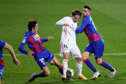 Modric protege el balón ante Bryan Gil y Expósito durante el partido de este domingo en Ipurua.