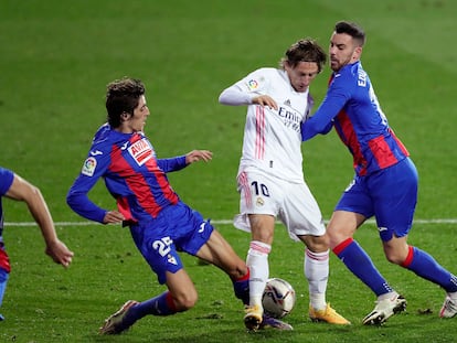 Modric protege el balón ante Bryan Gil y Expósito durante el partido de este domingo en Ipurua.