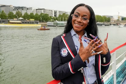 La atleta olímpica Sha'Carri Richardson enseña su manicura en la ceremonia de inauguración de los Juegos Olímpicos de París.