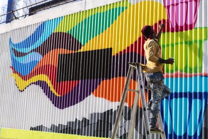 La valla junto a la estación de metro DN Nagar se transformó en el mayor mural del país decorado por los propios viandantes.