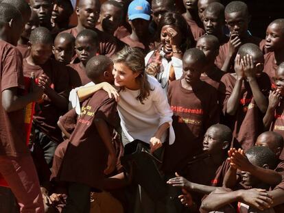 La reina Letizia durante la visita al Centro de Acogida Tremplin du Lac Rose, a unos 50 kilómetros de Dakar, donde conoció el Proyecto de integración familiar, social y profesional de niños y niñas de la calle en los barrios periféricos de la capital senegalesa de la ONGD “Village Pilote', financiado por la Junta de Andalucía con la Fundación CIDEAL, en el marco de su viaje de Cooperación a Senegal.