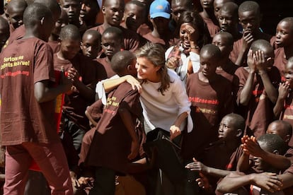 La reina Letizia durante la visita al Centro de Acogida Tremplin du Lac Rose, a unos 50 kilómetros de Dakar, donde conoció el Proyecto de integración familiar, social y profesional de niños y niñas de la calle en los barrios periféricos de la capital senegalesa de la ONGD “Village Pilote', financiado por la Junta de Andalucía con la Fundación CIDEAL, en el marco de su viaje de Cooperación a Senegal.