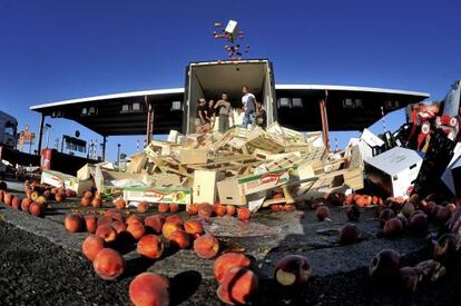 Agricultores franceses lanzan frutas españolas de camiones estacionados en Gallargues, cerca de Nimes, Francia