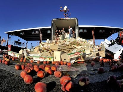 Agricultores franceses lanzan frutas españolas de camiones estacionados en Gallargues, cerca de Nimes, Francia