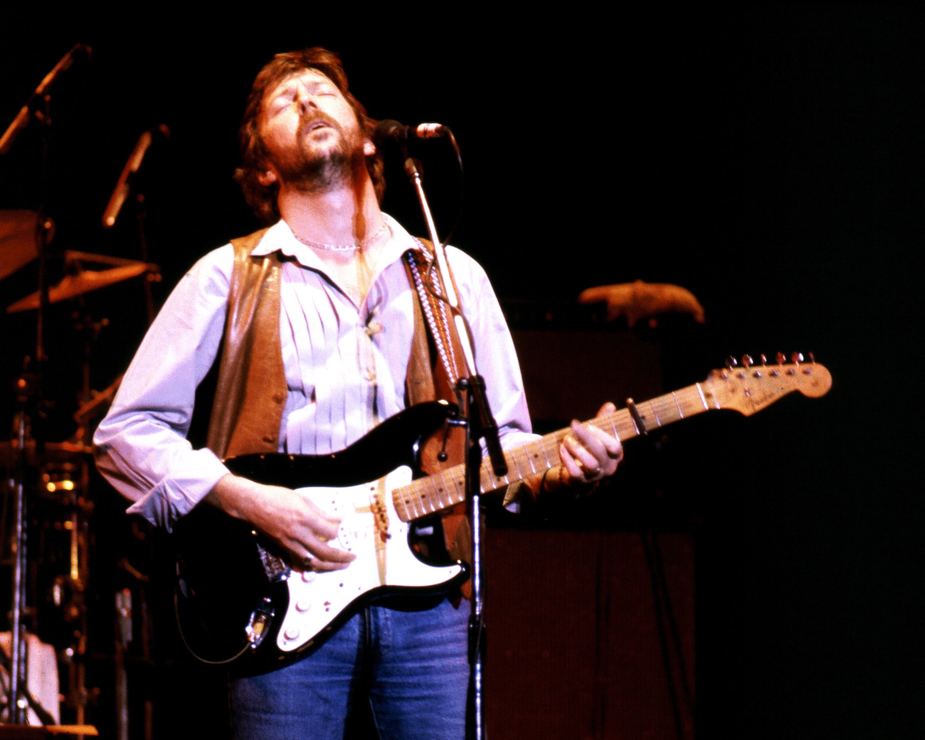 “Si hay algún extranjero en mi concierto, que se vaya”: las palabras racistas de Eric Clapton que cambiaron el rock británico
