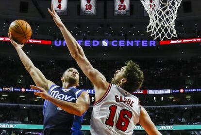 Pau Gasol bloquea a Chandler Parsons.