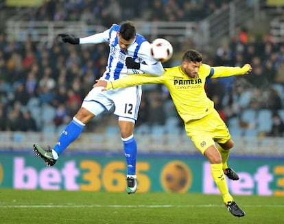 Willian José cabecea ante Musacchio, del Villarreal.