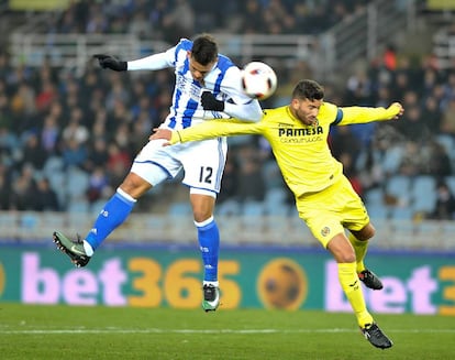 Willian Jos&eacute; cabecea ante Musacchio, del Villarreal.