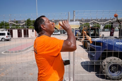 Un trabajador se hidrata en un descanso en una construcción en Santiago y Zaraiche, en Murcia.