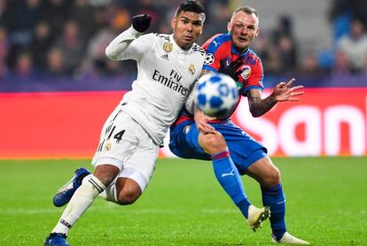 Casemiro pugna con Reznicek, del Viktoria Pilsen.