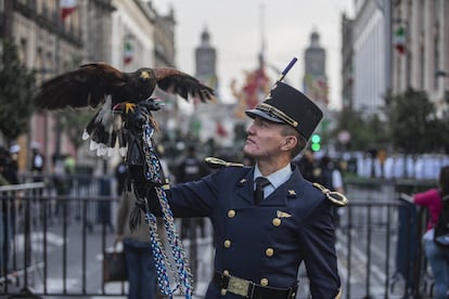 Un cadete del Colegio Militar sostiene un águila real, símbolo nacional mexicano.