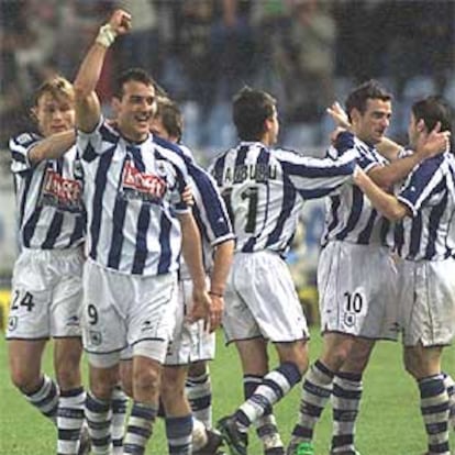 Los jugadores de la Real celebran un gol al Barcelona esta temporada.