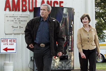 El presidente George W. Bush y su esposa Laura en Crawford (Tejas), después de votar.