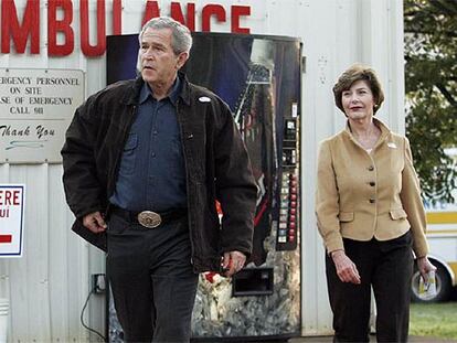 El presidente George W. Bush y su esposa Laura en Crawford (Tejas), después de votar.