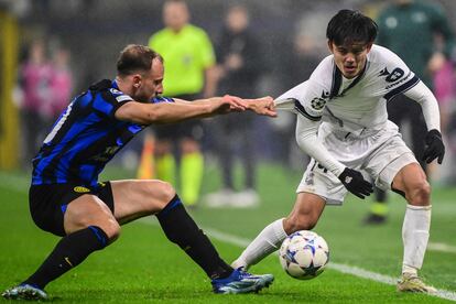 Carlos Augusto y Takefusa Kubo durante el encuentro entre el Inter de Milán y la Real Sociedad.