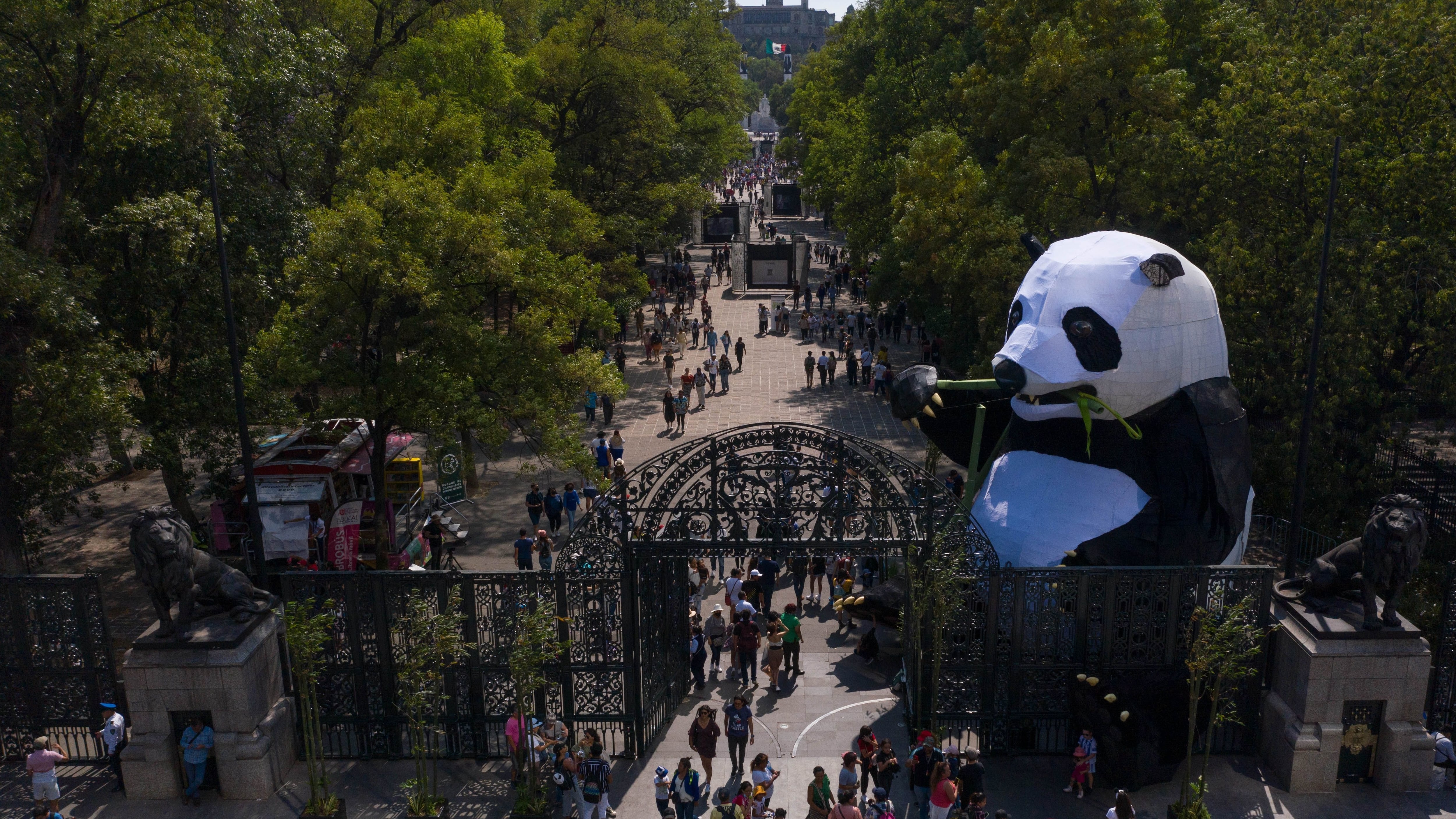 La puerta de los Leones, entrada principal al Bosque de Chapultepec, durante la inauguración del Festival Animalística, en abril de 2023.