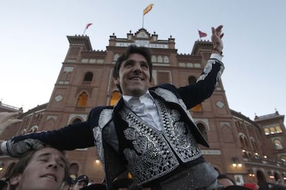 El rejoneador Diego Ventura sale a hombros por la puerta grande de Las Ventas.