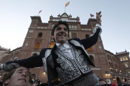 El rejoneador Diego Ventura sale a hombros por la puerta grande de Las Ventas.