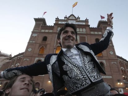 El rejoneador Diego Ventura sale a hombros por la puerta grande de Las Ventas.