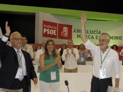 Jos&eacute; Antonio Gri&ntilde;&aacute;n (a la derecha), en el XII congreso del PSOE andaluz, ayer en Almer&iacute;a.