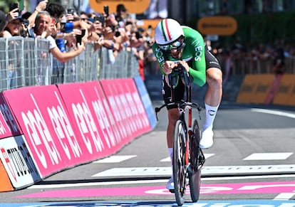 Filippo Ganna, del Ineos, completa con el mejor tiempo la contrareloj de la 14ª etapa.