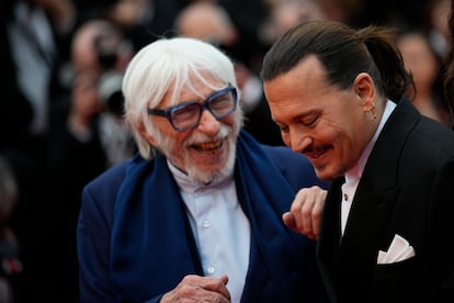 Pierre Richard y Johnny Depp posan para los fotógrafos en la alfombra roja, el 16 de mayo.