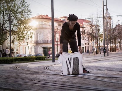 Emma France estampando una camiseta en los ra&iacute;les del tranv&iacute;a de Oporto.