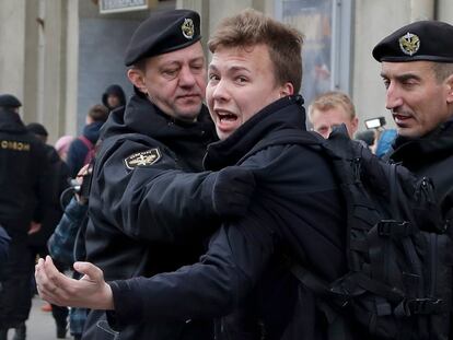 La policía bielorrusa detiene al periodista Roman Protasevich durante una protesta de la oposición en Minsk, en 2017.