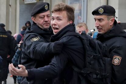 La policía bielorrusa detiene al periodista Roman Protasevich durante una protesta de la oposición en Minsk, en 2017.