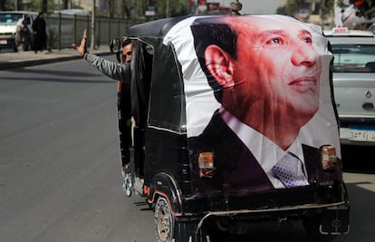 Un tuc-tuc (mototaxi) con la imagen del presidente Al Sisi en El Cairo. 