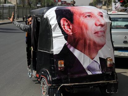 Un tuc-tuc (mototaxi) con la imagen del presidente Al Sisi en El Cairo. 