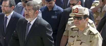 El presidente de Egipto, Mohamed Morsi (izquierda), y el ministro de Defensa, Abdel Fatah al Sisi.
