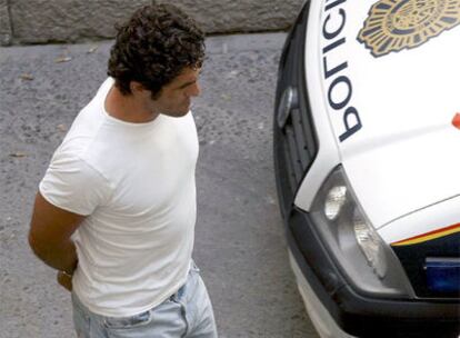 El supuesto agresor del profesor Neira, Antonio Puertas, tras prestar declaración en el juzgado de guardia de Alicante.