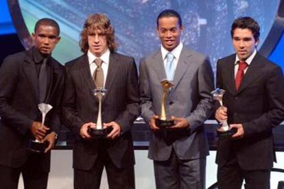 Eto&#39;o, Puyol, Ronaldinho y Deco, de izquierda a derecha, exhiben sus premios.