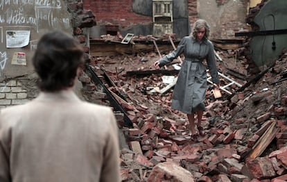 Nina Hoss interpreta a una superviviente del Holocausto con el rostro desfigurado que busca a su marido entre las ruinas en 'Phoenix' (2014), de Christian Petzold.