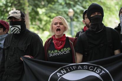 Manifestantes antifascistas en Portland (Estados Unidos).