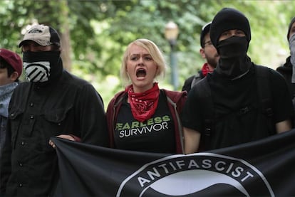 Manifestantes antifascistas em Portland (Estados Unidos). 