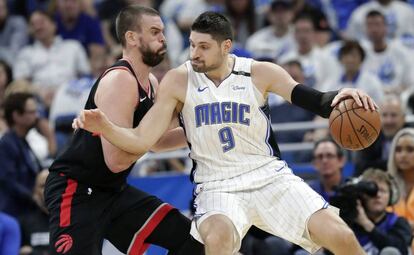 Marc Gasol defiende a Vucevic.