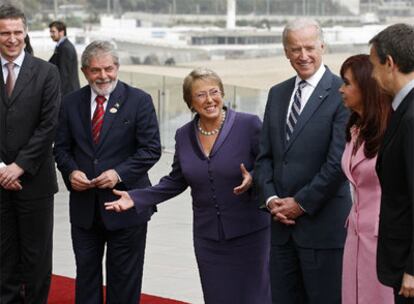 De izquierda a derecha, Lula da Silva, Michelle Bachelet, Joe Biden, Cristina Fernández y Zapatero, el sábado en la Cumbre de Líderes Progresistas de Viña del Mar (Chile).