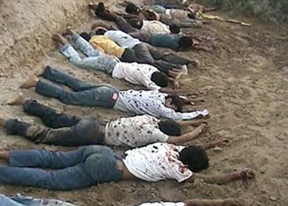 Imagen de los cadáveres de los 12 trabajadores nepalíes asesinados en Irak difundida por los secuestradores.