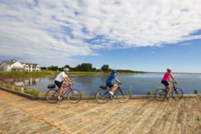 Cicloturistas en Northport, en la isla del Príncipe Eduardo (Canadá).