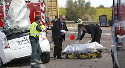 Los servicios funerarios retiran el cuerpo de la persona fallecida en el accidente de Nules.