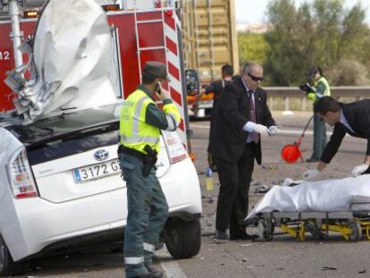 Los servicios funerarios retiran el cuerpo de la persona fallecida en el accidente de Nules.