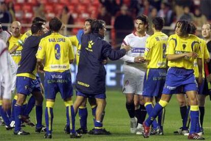 Los jugadores del Cádiz se abrazan tras obtener su clasificación.