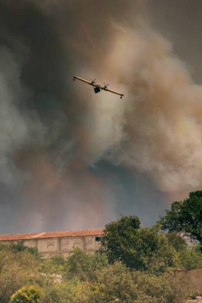 Una avioneta en el incendio forestal de Llutxent