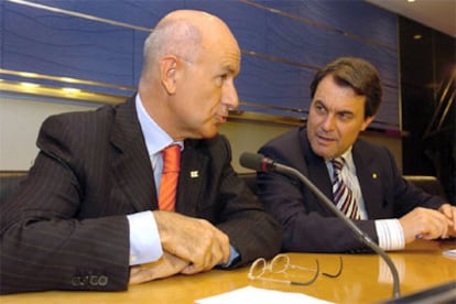 Artur Mas (dcha), junto a Josep Antoni Duran Lleida, durante la rueda de prensa conjunta que han ofrecido hoy en el Congreso.