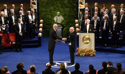 Patrick Modiano recibe el Premio Nobel de manos del rey de Suecia, Carlos Gustavo, en una ceremonia celebrada ayer en Estocolmo.