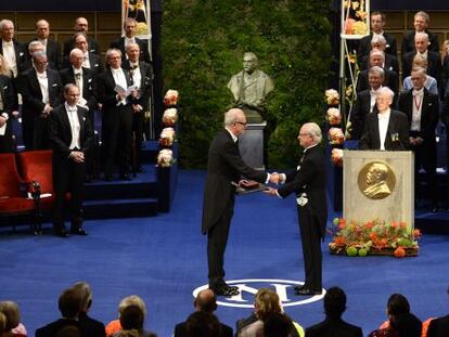 Patrick Modiano recibe el Premio Nobel de manos del rey de Suecia, Carlos Gustavo, en una ceremonia celebrada ayer en Estocolmo.