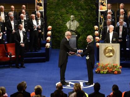 Patrick Modiano recibe el Premio Nobel de manos del rey de Suecia, Carlos Gustavo, en una ceremonia celebrada ayer en Estocolmo.