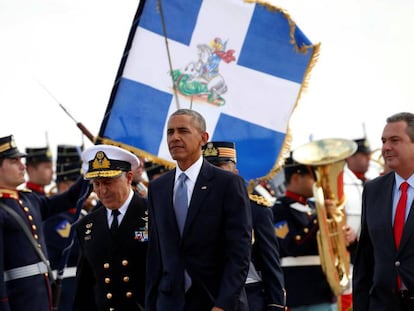 El president Obama amb el ministre de Defensa grec, Panos Kammenos (d), aquest dimarts a Atenes.